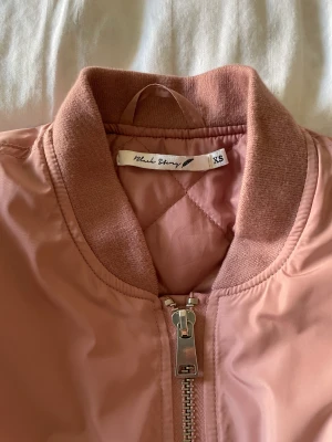 Bomberjacka  - En fin gammelrosa bomberjacka. Använd en vår 