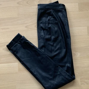 Skinnbyxor NAKD - Fake skinnbyxor från nakd storlek 36 