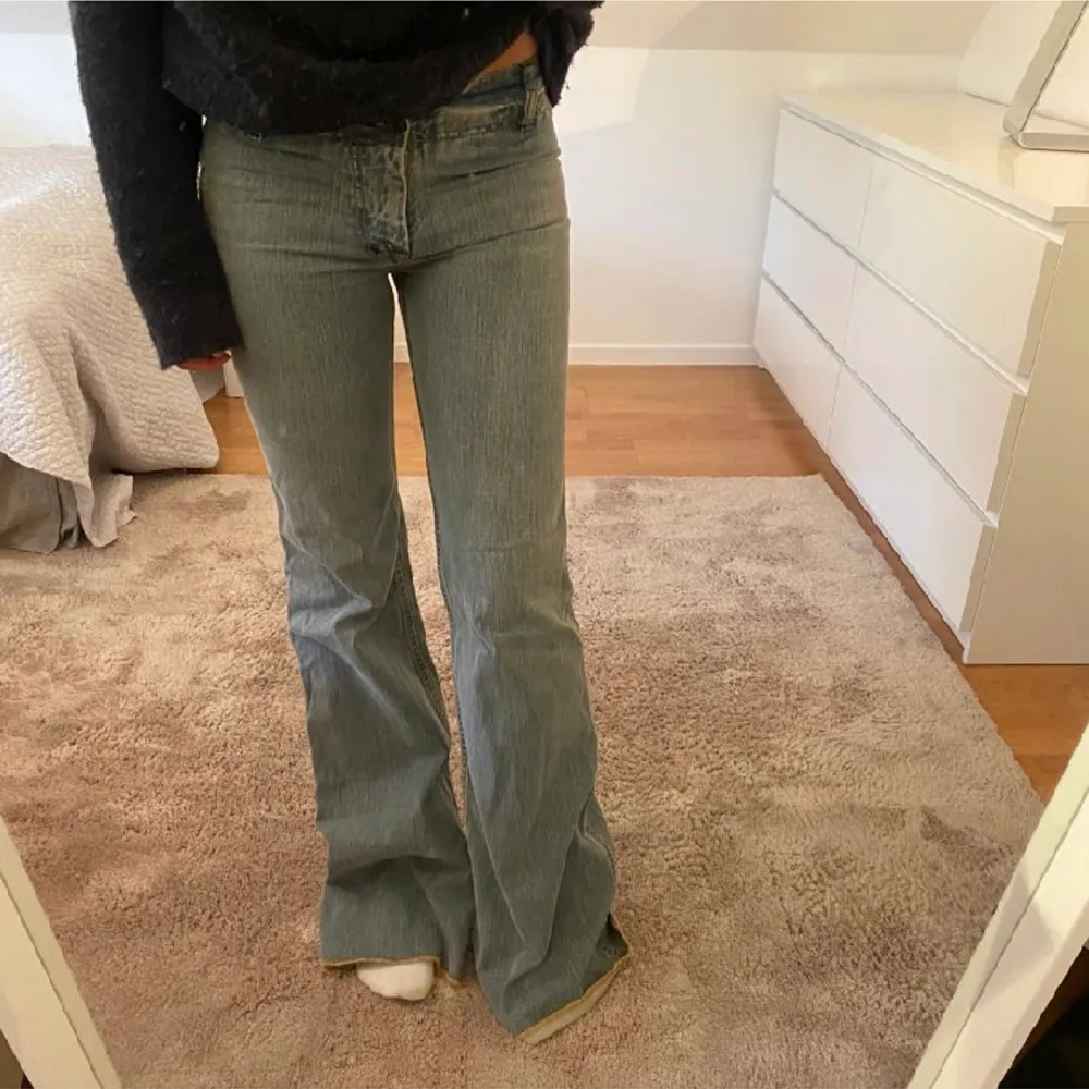 Säljer detta fin jeans som jag köpte av en tjej här på Plick men dom var tyvärr för små för mig(inte mina bilder,bilderna är från förra ägaren)☺️ Väldigt långa i benen passar upp till folk som är 180cm. Jeans & Byxor.