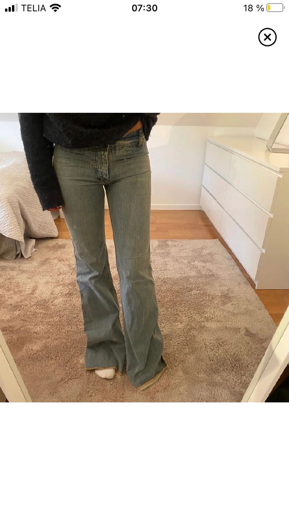 Säljer detta fin jeans som jag köpte av en tjej här på Plick men dom var tyvärr för små för mig(inte mina bilder,bilderna är från förra ägaren)☺️ Väldigt långa i benen passar upp till folk som är 180cm. Jeans & Byxor.