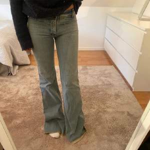 Säljer detta fin jeans som jag köpte av en tjej här på Plick men dom var tyvärr för små för mig(inte mina bilder,bilderna är från förra ägaren)☺️ Väldigt långa i benen passar upp till folk som är 180cm