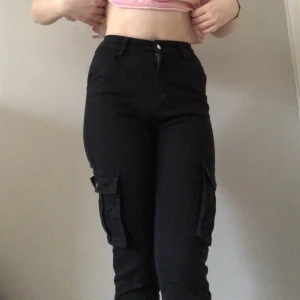 Cargopant Madlady - Säljer eftersom de är lite för tighta för mig. Passar någon som har xs i byxor🤗 jättefina med knappfickor på benen och vanliga framfickor. Finns även ett skärp som går att få med.