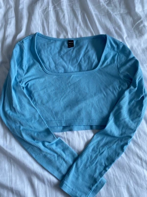 Cropad topp - En ljusblå långärmad cropad topp. Använd en gång✨ kan skicka från Sverige och Norge, kan endast mötas i södra Norge😅
