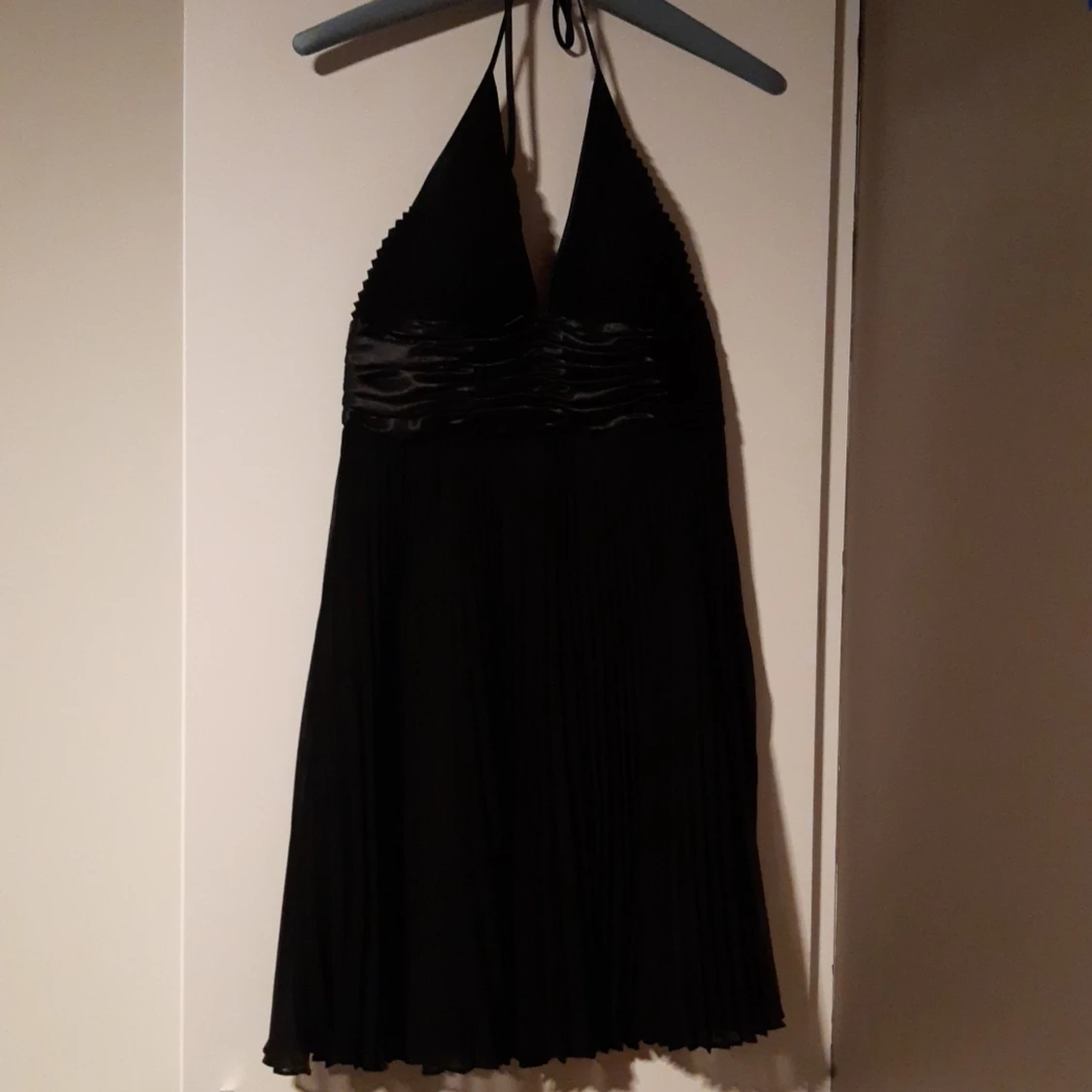 Svart festklänning