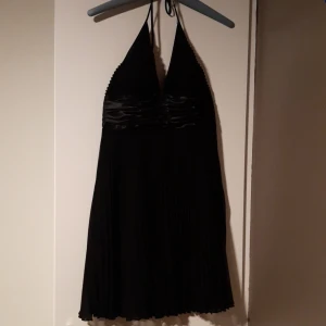 Svart festklänning - Svart halterneck festklänning från Esprit. Storlek 38. Använd endast ett fåtal gånger.