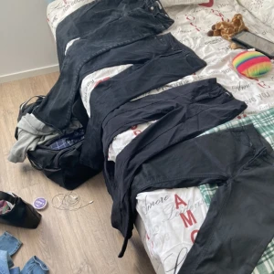 Svarta jeans kostymbyxor  - Säljer av med alla svarta jeans kostymbyxor då jag har massor mer dem kommer inte till användning alla för 700 stycks pris skriv privat 