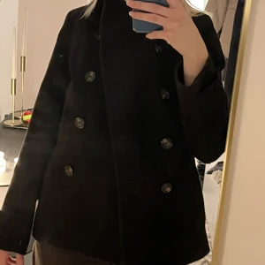 Svart kort kappa 🖤 - Jääättefin kort svart kappa från h&m. Kommer tyvärr inte till användning 🖤🥹