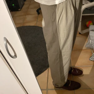 Beiga kostymbyxor i ull - Riktigt feta kostymbyxor i ull, sjukt sköna å flowy. Sitter som en 32 i midjan och längden är ca 34