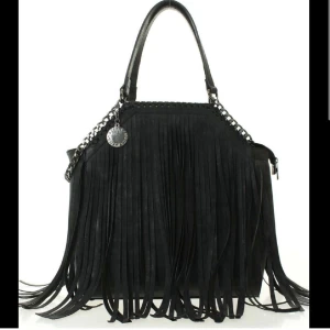 Stella McCartney väska - Väskan är marinblå!! Man får plats med dator och mera. Kan skicka fler bilder privat ❤️