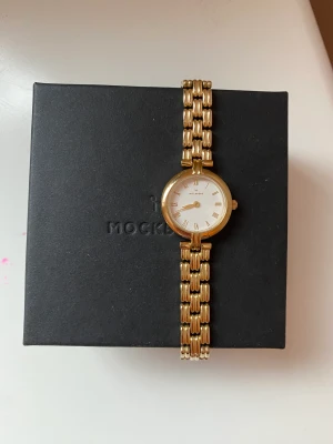 Mockberg by tine gold - Nyskick. Fick i julklapp men använder bara min sportklocka. Så har bara testat den!!  Org pris: 1.700 kr