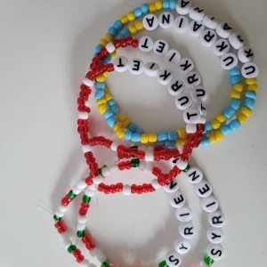 Armband - Hjälp oss att hjälpa! Ukraina 🌼 Turkiet 🌼 Syrien 🌼 1st armband 75kr inkl frakt 3st armband 200kr inkl frakt