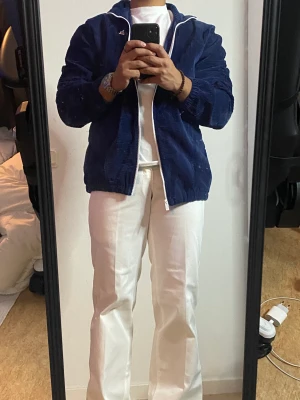 Nike Vintage jacka  - Vintage inspirerad jacka från Nike. Skick 8/10 relevant fräsch och oanvänd!