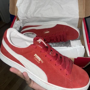Puma sneakers - Helt nya röda Puma sneakers i storlek 44. Aldrig använda endast testade. Kan mötas upp i Helsingborg annars tillkommer spårbar fraktavgift. Pris kan diskuteras vid snabb affär 