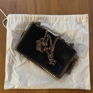 Stella McCartney Falabella Crossbody väska i svart vegansk läder med guldpläterad kedja. Nypris ca 7000 kr, inköpt i NY. Dustbag ingår!
