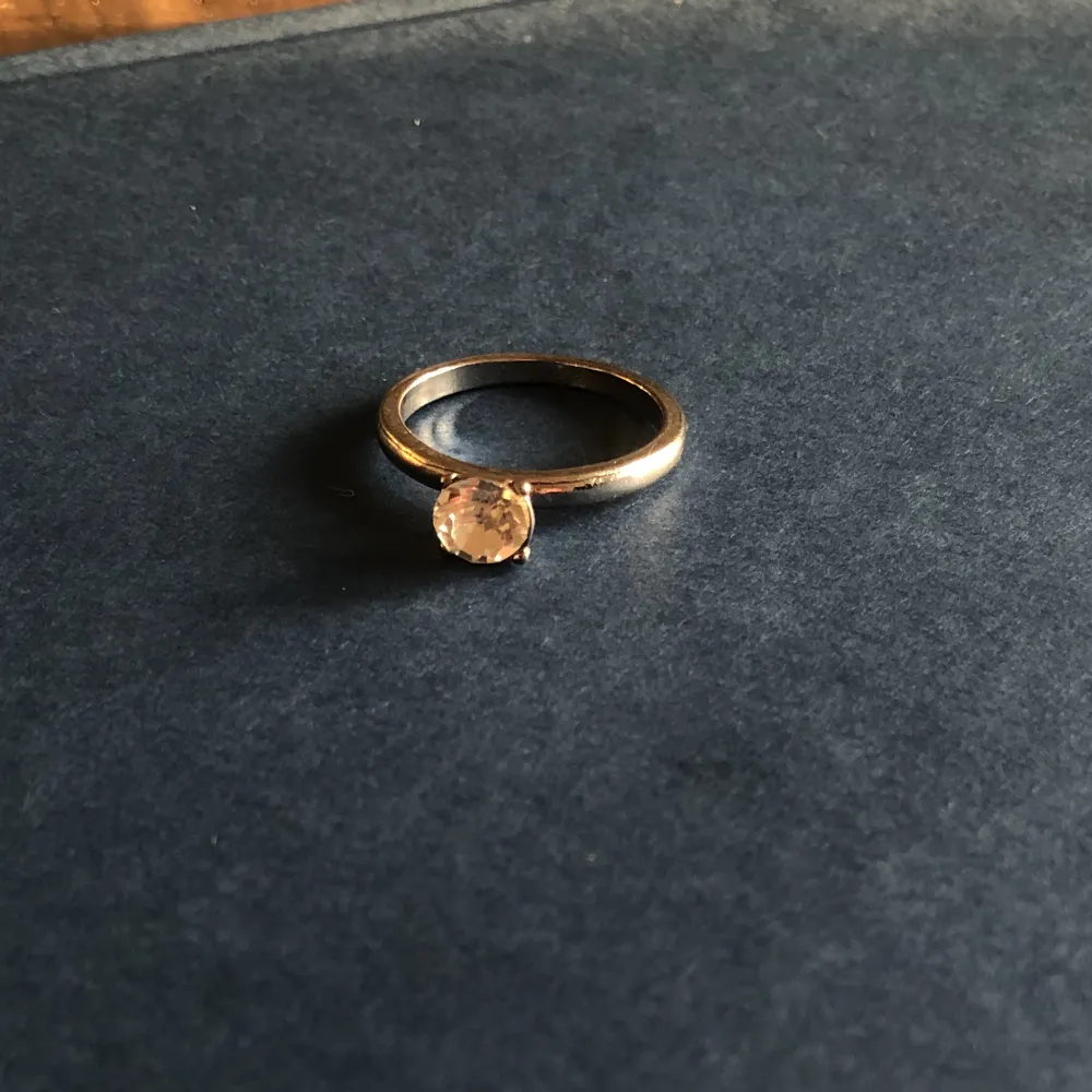 Söt kristal ring i fint skick✨ Nästan helt oanvänd!! Säljer för 25kr + frakt💕. Accessoarer.