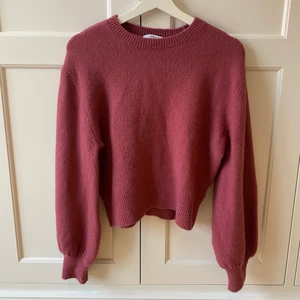 Tröja från &OtherStories.  - Stickad tröja från &OtherStories. Nyskick. Perfekt för sommarkvällar eller på hösten. Storlek S.