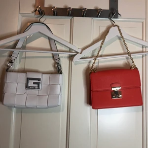 Snygga väskor  - Den vita från guess och den orangea är från newyorker den vita har tappat lite färg drf den är billig om man vill köpa en 90kr båda för 150 