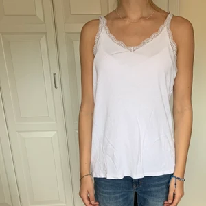 Linne, M/L - Säljer detta vita linne med spetsdetaljer i storlek M/L, märket är okänt. Frakten är 51kr men kan även mötas upp!💞⭐️