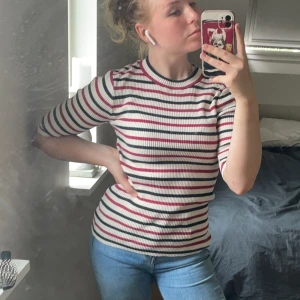 Randig Samsøe Samsøe tröja  - Trekvartsärmad tröja från Samsøe Samsøe. Tröjan är använd men ser fortfarande jättesöt ut. Perfekt för alla årstider. Randigt mönster med färgerna rött och mörkblått, till en vit bakgrund.  Den är XS men den är rätt stor ändå, jag brukar liksom ha XS/S/M.