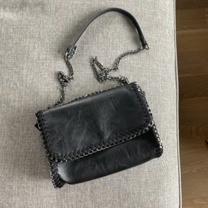 Väska - Skorette liknande handväska. Inga skador, ser ut som ny. Säljer på grund av att jag inte använder den. Köparen står för frakten men kan mötas upp i Stockholm. Kontakta vid intresse eller frågor. 😊