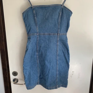 Jeansliknande-klänning - Klänning i storlek S. Använd vid något enstaka tillfälle. Skicket är i nyskick