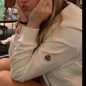 Moncler jacka - Intressekoll på Moncler jacka i st xs/s. Har äktahetsbevis!