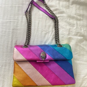 Kurt Geiger väska  - Jag säljer min Kurt Geiger London Leather Kensington väska. Den är använd ett par fåtal gånger och är i fint skick. Väskan är nyköpt från Kurt Geiger, original pris 3250kr. Köparen står för frakten:)