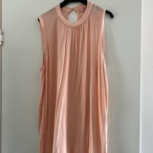 Blus från indiska storlek s - Rosa blus från Indiska Storlek S Stängning med två knappar i nacken Knappt använd