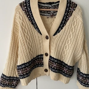 Zara cardigan  - En kofta från zara, väldigt fint skick då den var är andvänd en gång. 