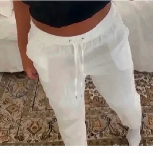 Vita linnebyxor  - Säljer nu mina fina vita linnebyxor ifrån hm! I väldigt fint skick och köpta förra sommaren. Köp direkt för 500+frakt eller buda i kommentarerna 💞💞💞 (tar endast Swish som betalning)