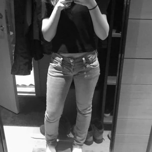 LTB jeans - Säljer nu mina superfina gråa lågmidjade jeans från märket Ltb som köptes för någon månad sedan på zalando. Skriv för fler bilder och pris kan diskuteras💗