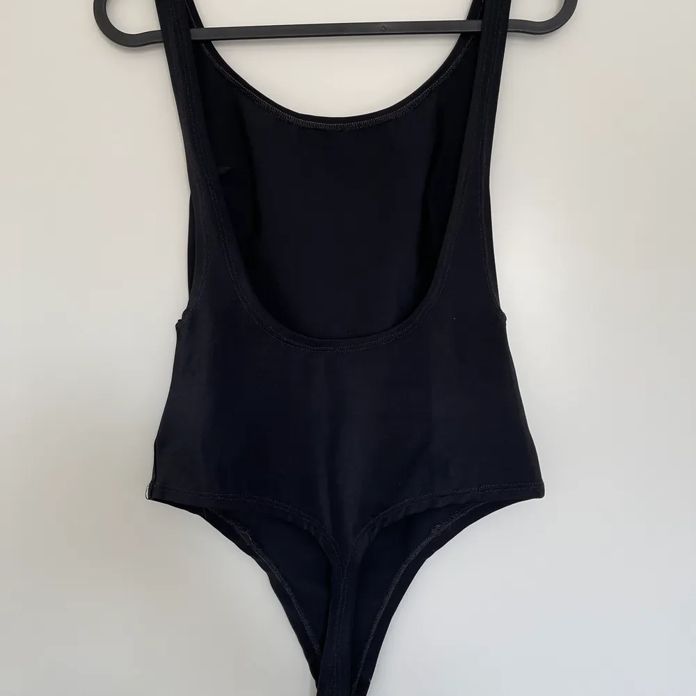 Low cut in the back Bodysuit in Black with thong. It is also low cut on the sides, very sexy 🔥 Size S. We can meet in Malmö or I can offer free shipping within Sweden. International shipping costs are additional.. Toppar.