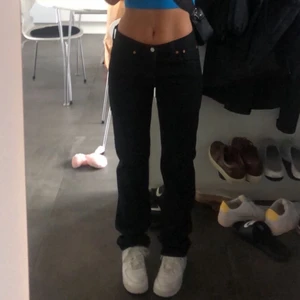 Lågmidjade Levis  - Svarta Levis, 501:or. Använda ca 5 ggr, alltså nyskick. W28 L32💞 kontakta för mer info💖