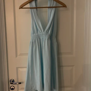 Klänning By Malina - Superfin klänning i en fantastisk blå färg, perfekt för de flesta tillställningarna. Är absolut öppen för prisförslag, kan mötas upp i Stockholm och det är bara att skriva för fler bilder! 