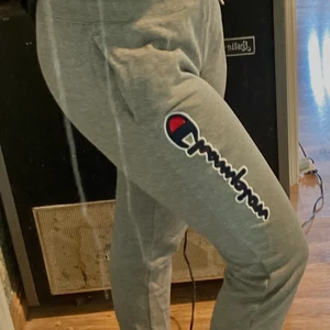 Champion mjukisar  - Gråa champion mjukisbyxor i nyskick! Har aldrig kommit till användning.☺️ Väldigt liten i storleken, passar nog till en S/M Nypris: 299kr