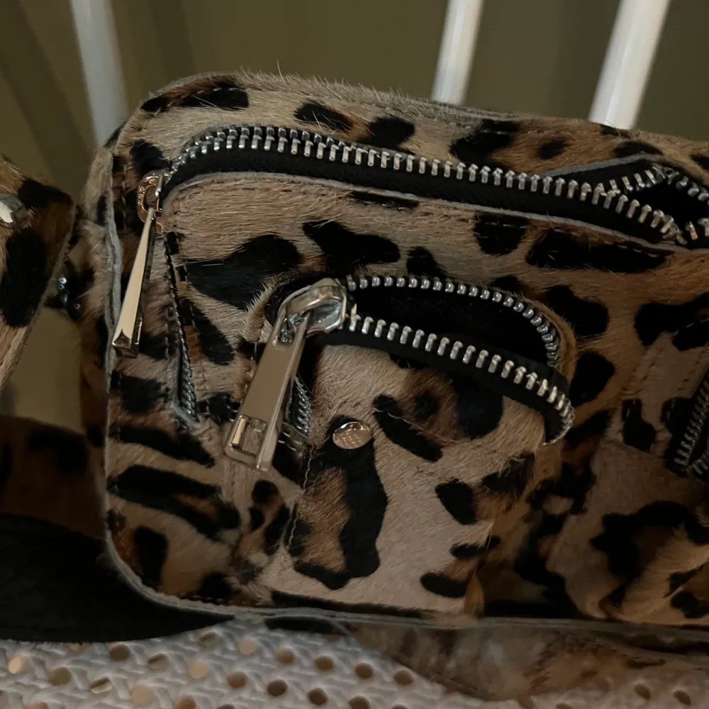 nunoo bag leopard, lite avskavt på baksidan men igen man ser när man har väskan på sig annars i jättefint skick, dyr i inköp. Kan skickas #nunoo . Accessoarer.