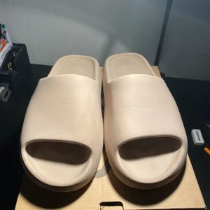 Yeezy slide pure - Dom ser ut som nya 