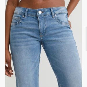 Hm low waist jeans - Säljer dessa populära jeans från hm, de är low waist modell med bootcat ben. Stl 36 och lite stora på mig som vanligtvis har stl 34. Jeansen är väldigt stretchiga och sköna i materialet och sparsamt använda❤️