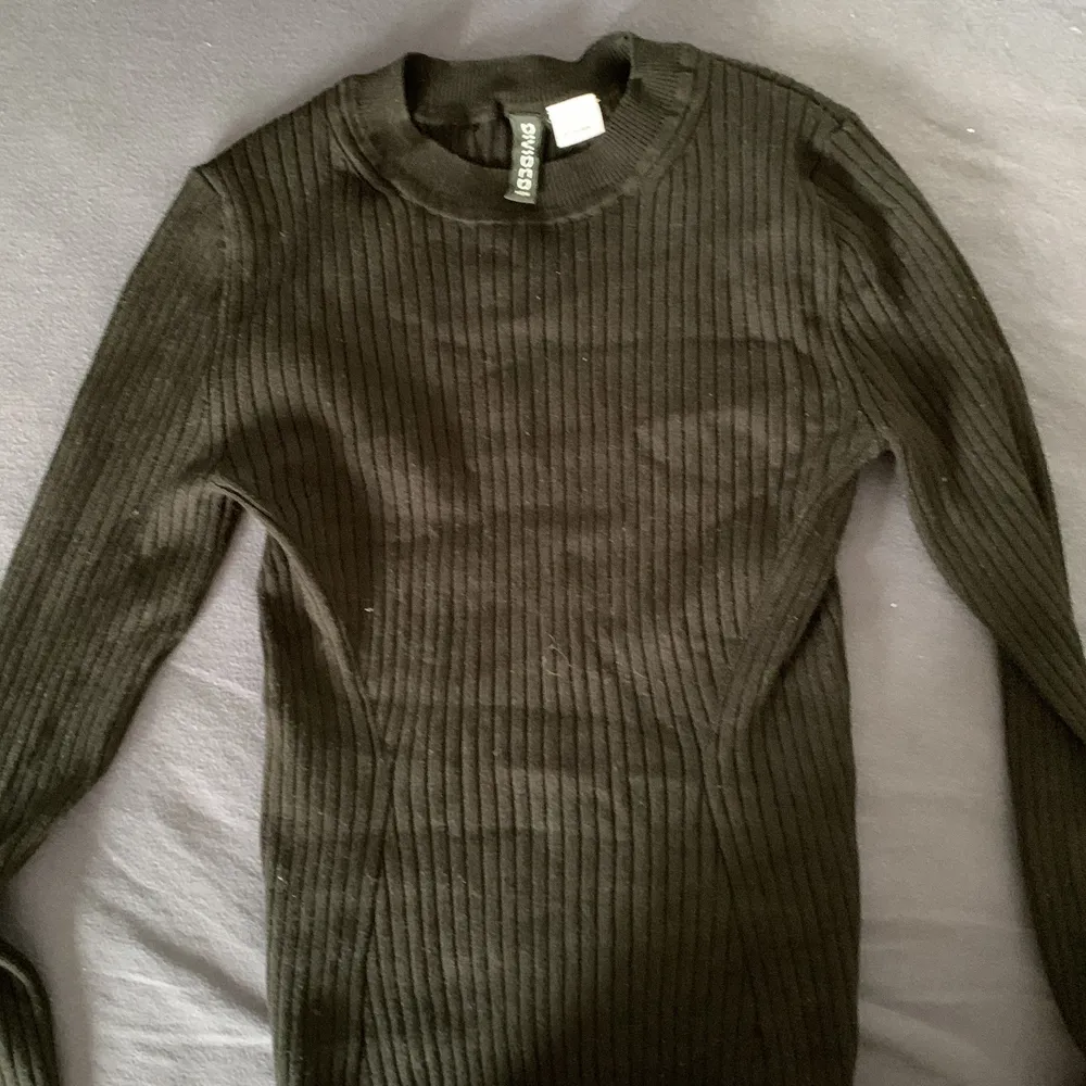 En svart tight fit ribbad tröja från Divided sektionen på H&M. Tröjor & Koftor.