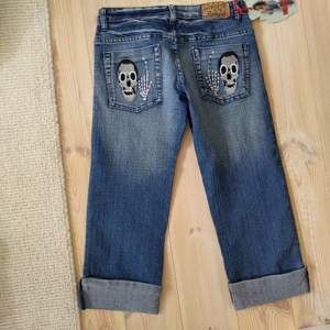 Jeans från märket Misso&y som är lågmidjade. Dom är korta i benen för mig som är 160. Dom har dödskallar på bakfickorna och en fram. Köparen står för frakt!