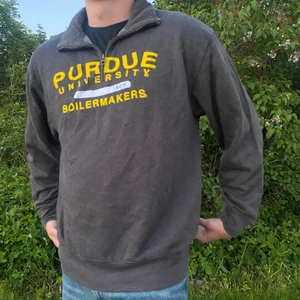 Sweatshirt med krage  - Sweatshirt med krage och tryck. Bokstäverna på tröjan är en aning slitna. Storlek M. Pris 190. 