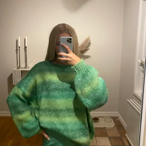  flerfärgad grön stickad tröja  - Säljer denna supersköna gröna stickade tröjan i olika nyanser av grön. Den sticks inte utan är mjuk och skön perfekt för sommarkvällar. Säljer då den inte kommer till användning❤️ säljer för 150kr + frakt❤️ högsta bud: 300kr