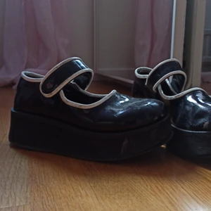 Demonia skor - Jättesöta, aningen slitna 