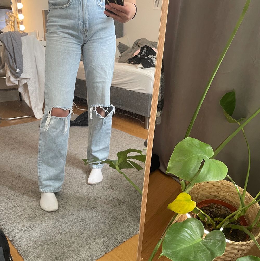 90s highwaist jeans från Gina tricot som är supersköna!! säljer då de inte kommer till användning längre, köparen står för frakten😊. Jeans & Byxor.