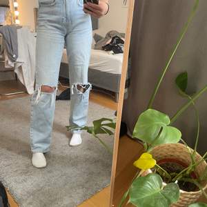90s highwaist jeans från Gina tricot som är supersköna!! säljer då de inte kommer till användning längre, köparen står för frakten😊