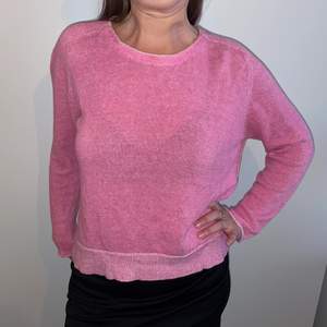 Pink sweater from HOPE with button details in the back. Great condition. Shipping included in price.