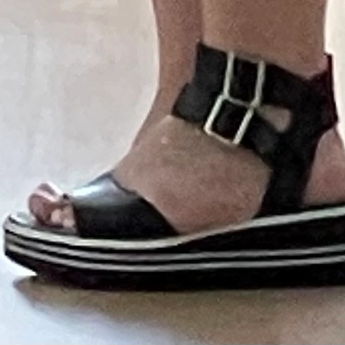 Svartvita Sandaler, Gabor