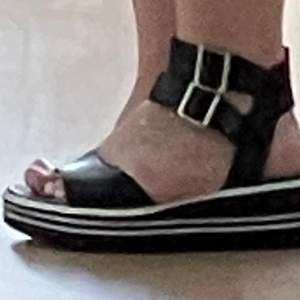 Svartvita supersköna sandaler från Gabor. Använda 2 ggr förra sommaren.  Spännen högre upp på benet som stängs/öppnas med kardborreband. Passa på 💜🍭💜🍭