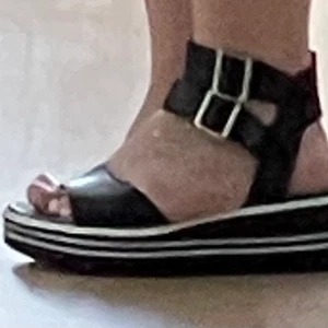 Svartvita Sandaler, Gabor - Svartvita supersköna sandaler från Gabor. Använda 2 ggr förra sommaren.  Spännen högre upp på benet som stängs/öppnas med kardborreband. Passa på 💜🍭💜🍭