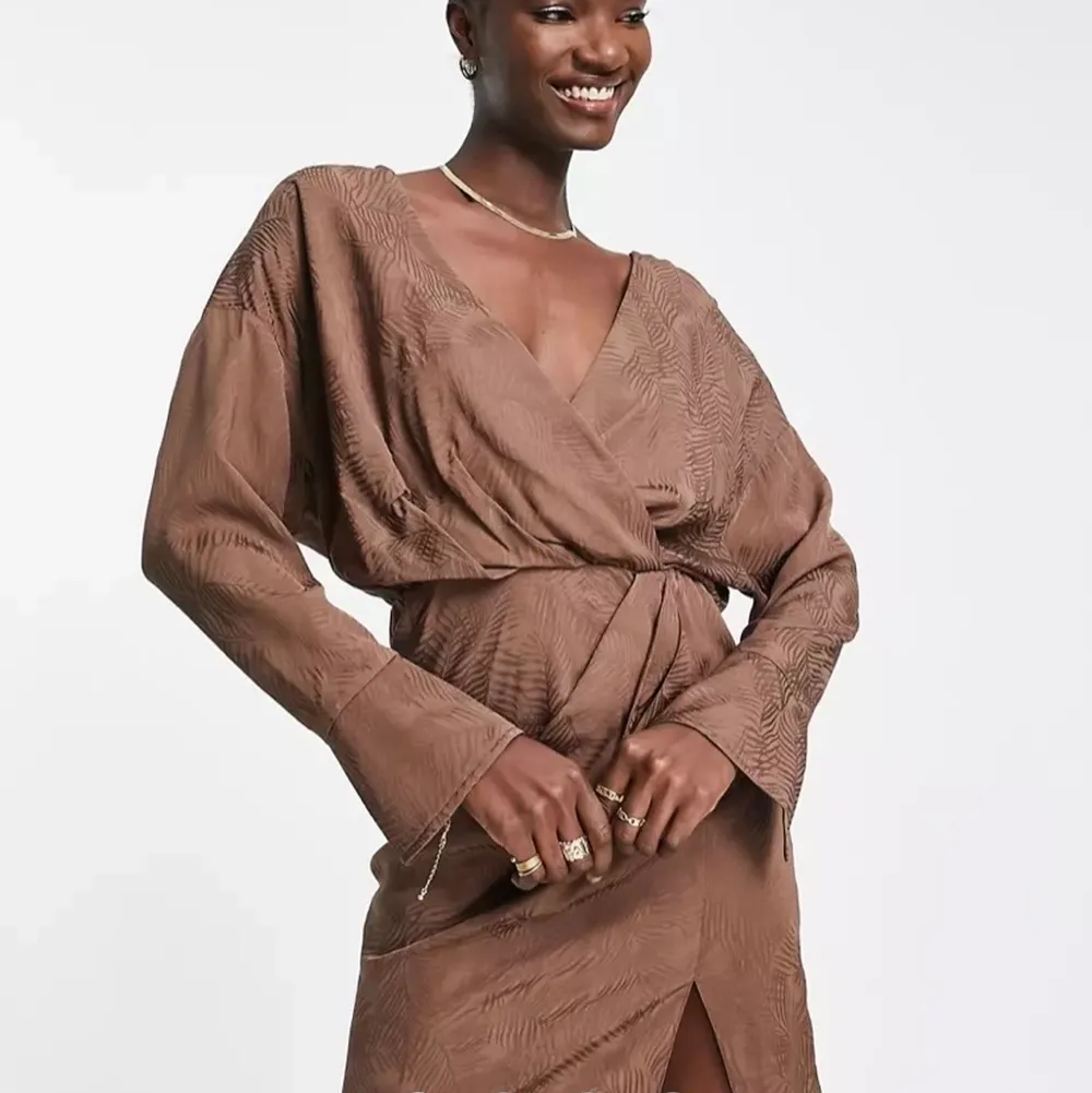 Jättefin klänning från ASOS DESIGN i brun färg med fint mönster. Använd en gång men var egentligen lite stor i storleken så tror att den hade passat någon annan bättre! ☺️ kan tänka mig sänkt pris vid snabb affär! . Klänningar.